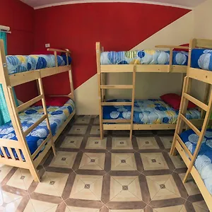 Sombra Hostel Tiran